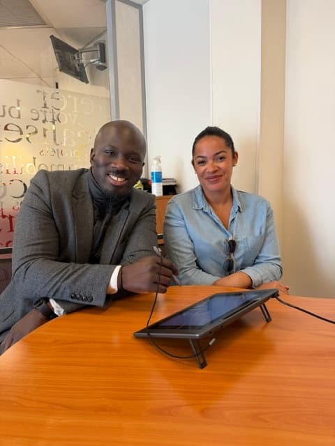 Elodie Jaffré et son client au moment de la signature